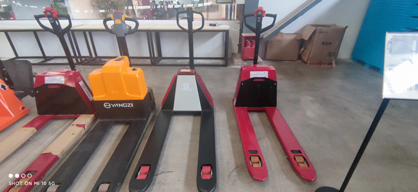 常見(jiàn)揚子電動(dòng)叉車(chē)的保養方法