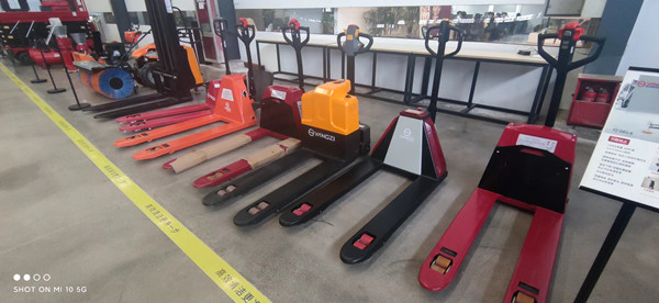 電動(dòng)叉車(chē)廠(chǎng)家行業(yè)發(fā)展與前景